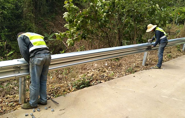株洲高速公路护栏的定期维护与保养
